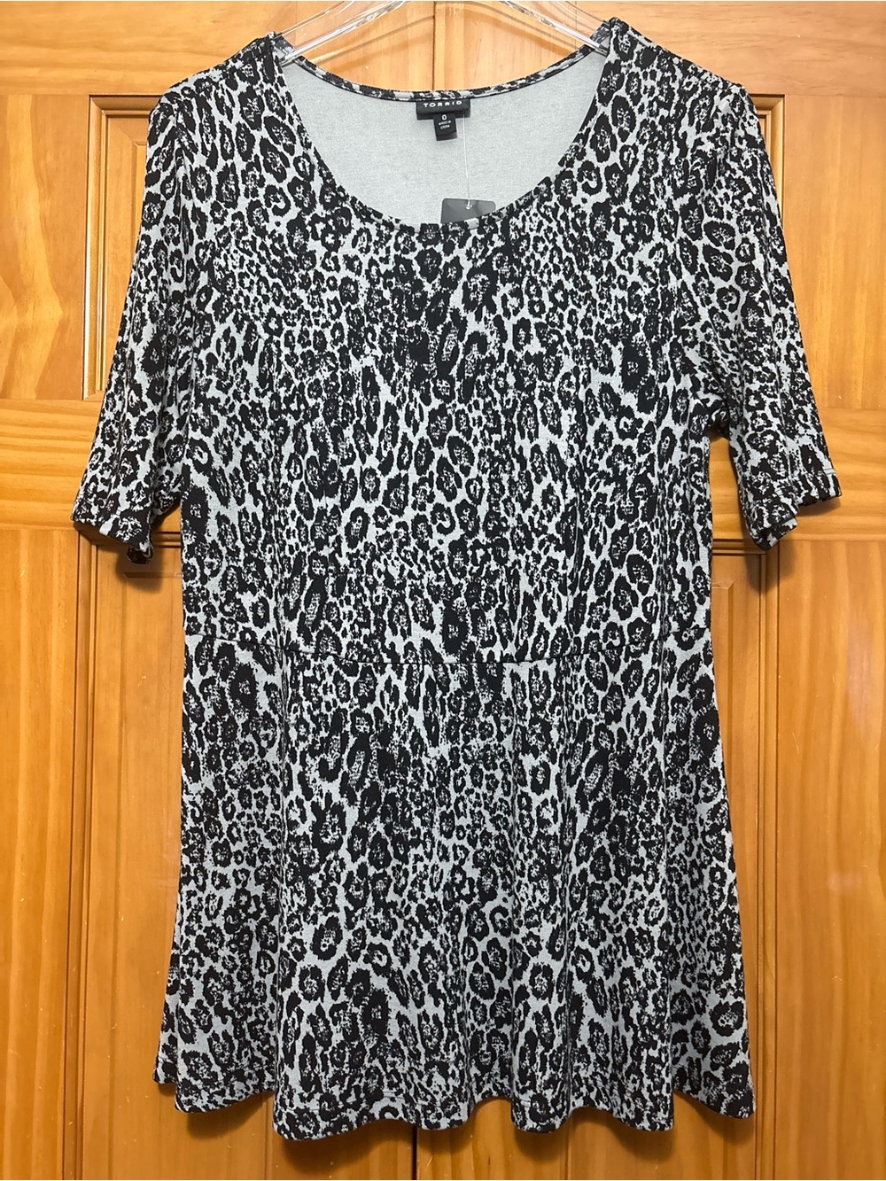 torrid Black and White Leopard Scoop Neck Peplum Tunic Size Large NWT